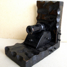 Suport vintage pentru carti, tip tun medieval sculptat manual in lemn