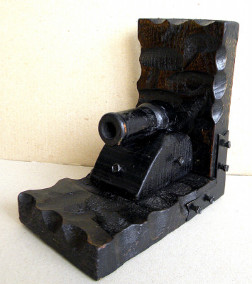 Suport vintage pentru carti, tip tun medieval sculptat manual in lemn foto