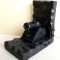 Suport vintage pentru carti, tip tun medieval sculptat manual in lemn