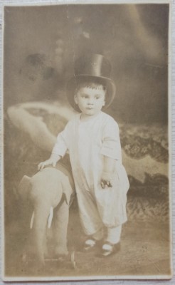 Copil cu joben si elefant de jucarie// foto tip CP 1927 foto