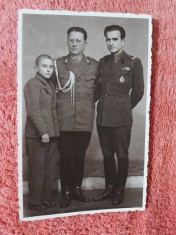 Fotografie tip carte postala, doi militari si un baiat, perioada interbelica