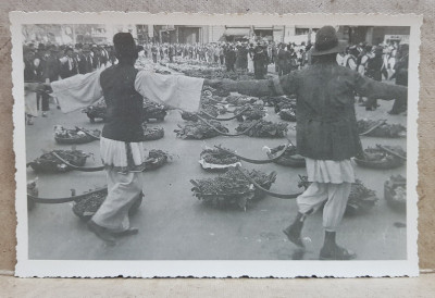 OLTENI PRINSI IN HORA IN JURUL COBILITELOR ASEZATE PE CALEA VICTORIEI , IN PIATA PALATULUI REGAL , IN &amp;#039; SAPTAMANA FRUCTELOR &amp;#039; , FOTOGRAFIE TIP CARTE foto