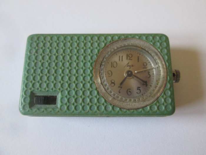 Mini ceas desteptator sovietic de colectie Mir din anii 60.Dimensiuni:49 x 28 mm