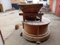 V&acirc;nd o moară antică mare