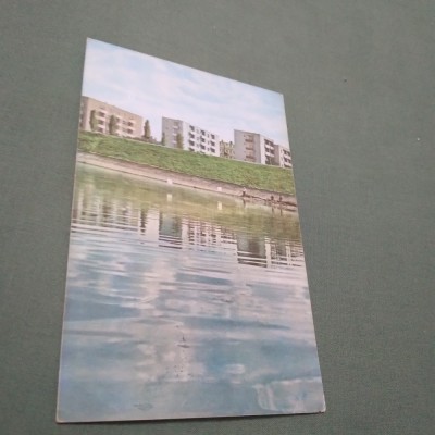 CARTE POSTALA ORADEA - BLOCURI DE LOCUINTE PE MALUL CRISULUI CIRCULATA foto
