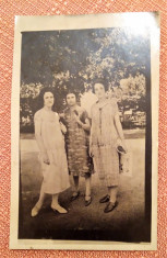 Grup de 3 femei - Fotografie datata 1926, Bucuresti (probabil Parcul Carol) foto