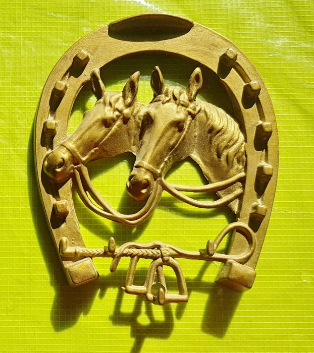 D449-Aplica veche cu cai in bronz masiv stare buna. 19/16 cm, 470 grame.