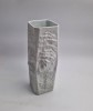 Vaza portelan biscuit KAISER Germania OP Art detaliu relief fosile structural MCM anii &#039; 70s seria Ammonite