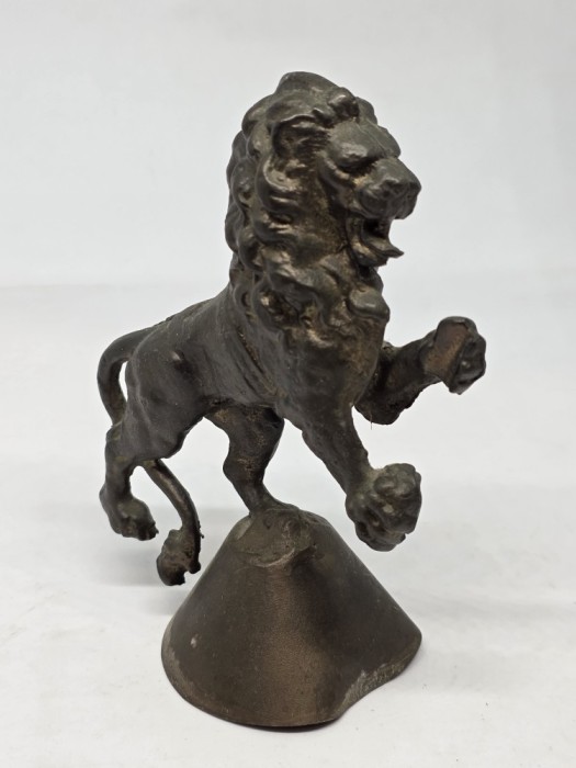 Leu - obiect vechi din bronz / alama.