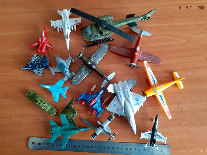 16 vehicule (un elicopter, o nava si 14 avioane) plastic dar si metal uzate K5