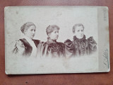 Fotografie trei prietene, pe carton, sfarsit de secol XIX