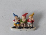 Insigna -trei pitici, Germania, plastic, 4.5x3.5 cm, ac metalic, vintage, colectie