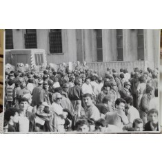 Fotografie din ciclul Mineriadelor. Mineri in fata cladirii Guvernului