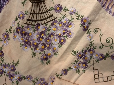 Fata de masa brodată manual foto