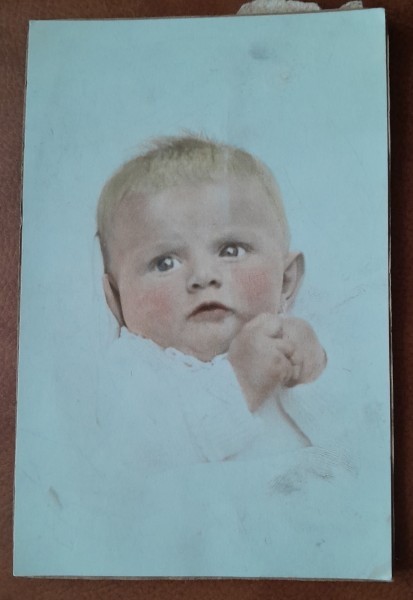 Fotografie lipita pe carton, bebelus, inceput de secol XX