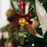 Decor pentru usi de Craciun - pin artificial, cu con, clopot auriu - 16 x 15 cm, Familly Christmas