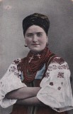 Fotografie de epoca cu o tanara in vyshyvanka brodata si siraguri bogate de