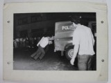 POLITISTI IMPINGAND O DUBA RAMASA IN PANA IN ZONA BULEVARDULUI N. BALCESCU , FOTOGRAFIE , APRILIE - IUNIE , 1990