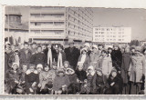 Bnk foto Ploiesti ,elevi si profesor blocul 7 etaje si turla veche a Catedralei, Alb-Negru, Romania de la 1950, Cladiri