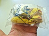 Miniatură pantof / pereche pantofi Adidas vintage galben-roșu, breloc colecție, nou &icirc;n ambalaj original