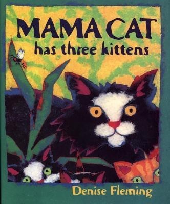 Mama Cat Has Three Kittens foto