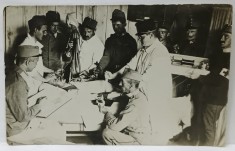 MEDICI MILITARI SI ASISTENTI IN UNIFORME MILITARE IN TIMPUL UNEI OPERATII , SPITAL DE CAMPANIE , AUSTRO - UNGARIA , FOTOGRAFIE FORMAT CARTE POSTALA ,