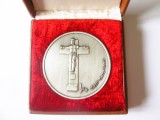 Cumpara ieftin Rară! Rom&acirc;nia medalie protocol comemorativă argintată ediție limitată &icirc;n cutia originală sculptorul George Apostu 2010,diam.=60 mm,greutate=102 grame