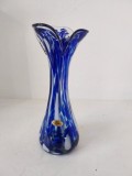Vaza de sticla tip Murano, albastru cu alb, suflata manual (eticheta Echt Handarbeit), 22cm inaltime vintage