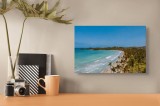 Tablou Canvas, "Plaja tropicală cu ape turcoaz strălucitoare", Plajă, Apă, Palmieri, Valuri, Cer, Albastru, Peisaj, Tropical, Nisip, Relaxare, 39 x 26