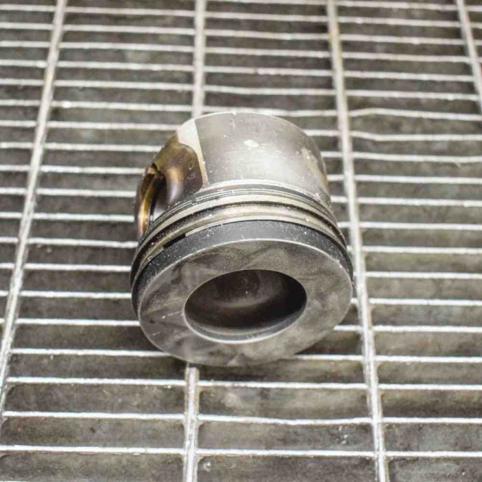 Piston BMW 1 E87 2008 OEM: 7803033