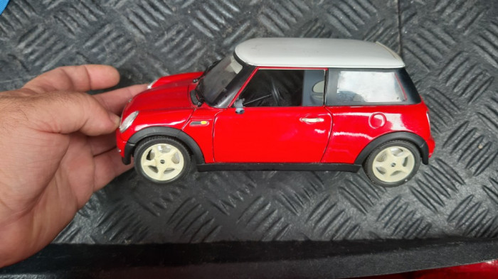 MINI COOPER SCALA 1/18 BURAGO 2001 PENTRU PIESE .