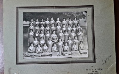 Fotografie pe carton, scoala de fete, perioada interbelica foto