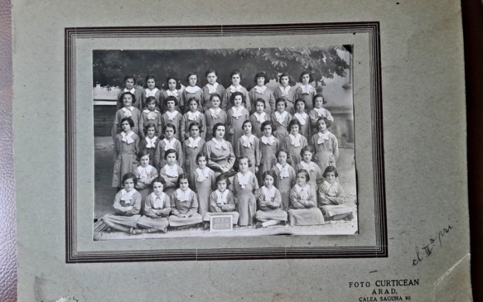 Fotografie pe carton, scoala de fete, perioada interbelica