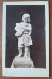 Fotografie tip CDV, sculptura copil cu pasare