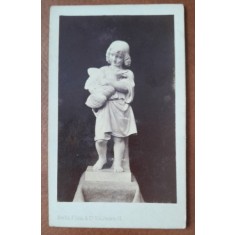 Fotografie tip CDV, sculptura copil cu pasare