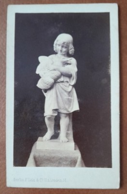 Fotografie tip CDV, sculptura copil cu pasare foto