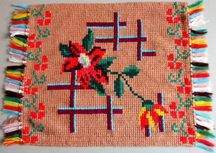 Carpeta mica de perete cusuta manual, motiv traditional floral si geometric