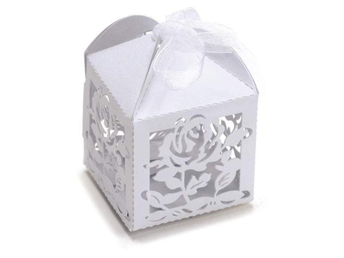 Cutie de carton alb perlat cu trandafiri + eticheta personalizata