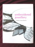EMBROIDERED JEWELLERY, Shirley Anne Sherris, 2009. Bijuterii brodate. Carte in limba engleza. Noua