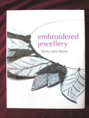 EMBROIDERED JEWELLERY, Shirley Anne Sherris, 2009. Bijuterii brodate. Carte in limba engleza. Noua foto