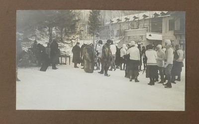 ROMANIA , GRUP DE TURISTI IN STATIUNE MONTANA , IARNA , LANGA UN MAGAZIN DE COLONIALE &amp;amp;quot, COMSA si COSTEA &amp;#039;&amp;#039; , FOTOGRAFIE INTERBELICA foto