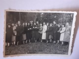 Fotografie dimensiune 6/9 cm cu grup din Govora (județul V&acirc;lcea) &icirc;n 1953