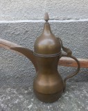 Ceainic vechi din bronz