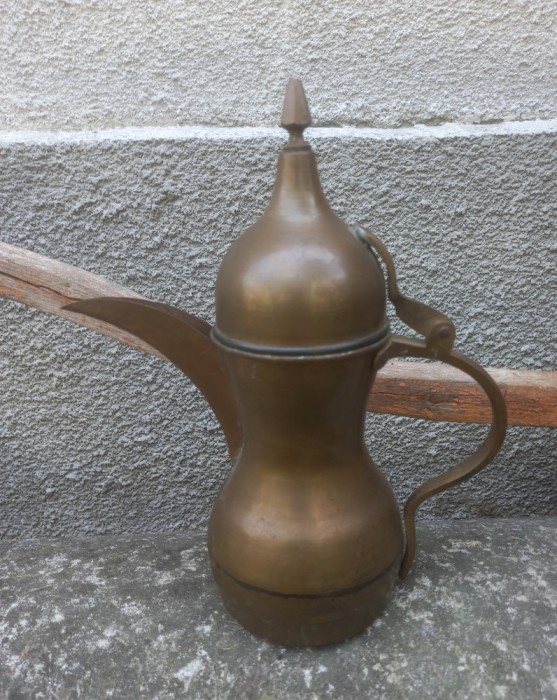 Ceainic vechi din bronz