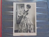 DOAMNA IN ROCHIE DE SEARA ADMIRANDUSE IN OGLINDA - ANII 1930 - CIRCULATA -