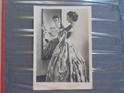 DOAMNA IN ROCHIE DE SEARA ADMIRANDUSE IN OGLINDA - ANII 1930 - CIRCULATA - foto