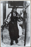 Taranca pe prispa cu fuiorul, anii&#039; 30// reproducere de epoca, Romania 1900 - 1950, Portrete