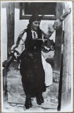 Taranca pe prispa cu fuiorul, anii&#039; 30// reproducere de epoca