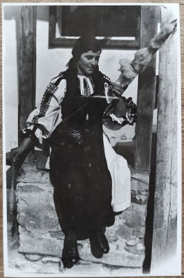 Taranca pe prispa cu fuiorul, anii&amp;#039; 30// reproducere de epoca foto
