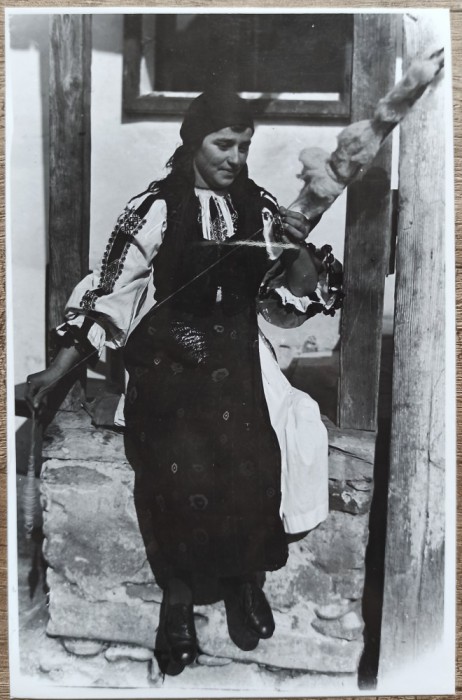 Taranca pe prispa cu fuiorul, anii&#039; 30// reproducere de epoca